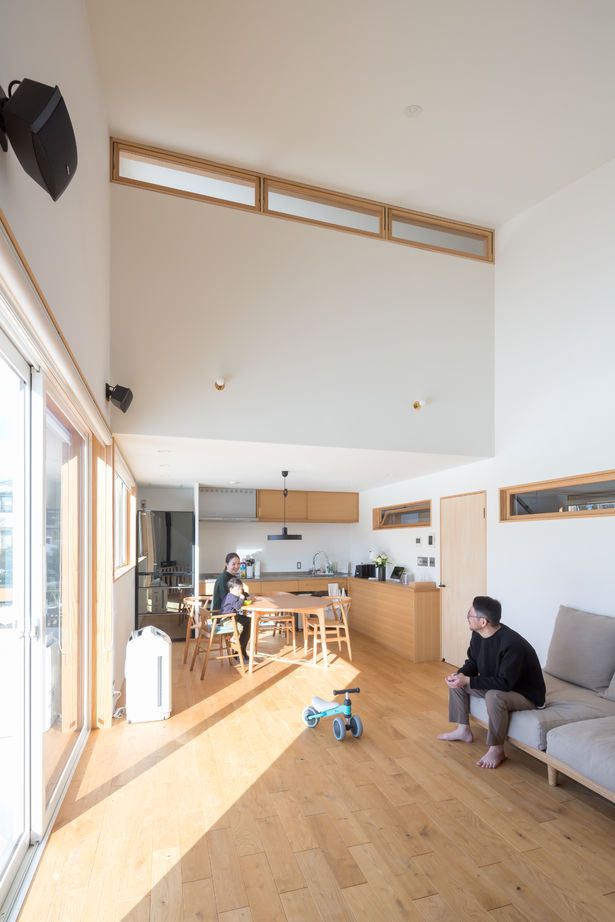 negla設計室 【2300万円・37坪】モルタル外壁と大地に根を張るような大屋根が重厚感を感じさせる住まいの建築実例画像7