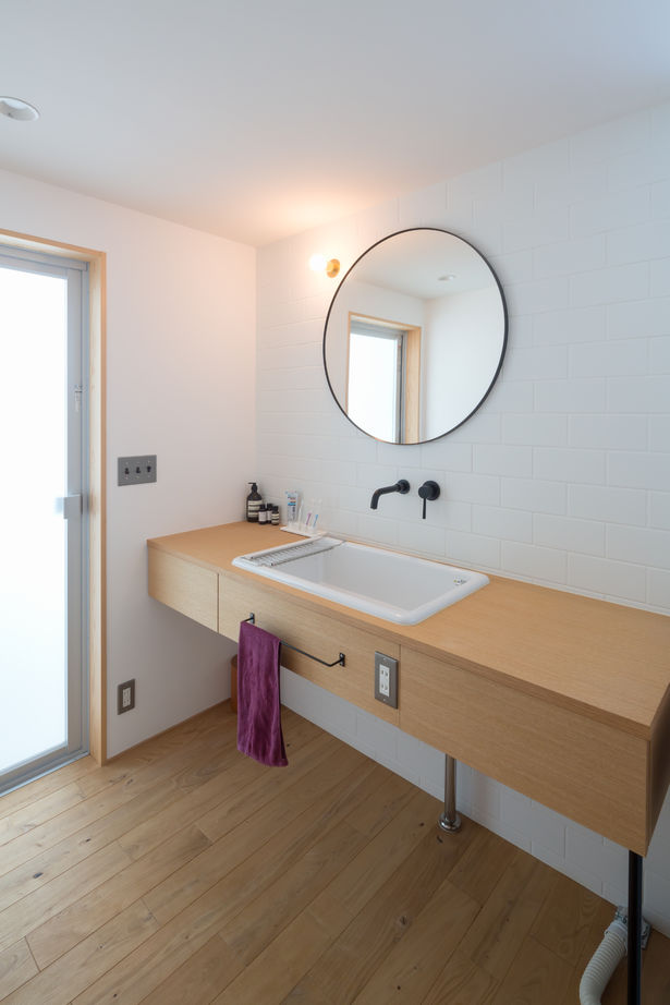 negla設計室 【2300万円・37坪】モルタル外壁と大地に根を張るような大屋根が重厚感を感じさせる住まいの建築実例画像8