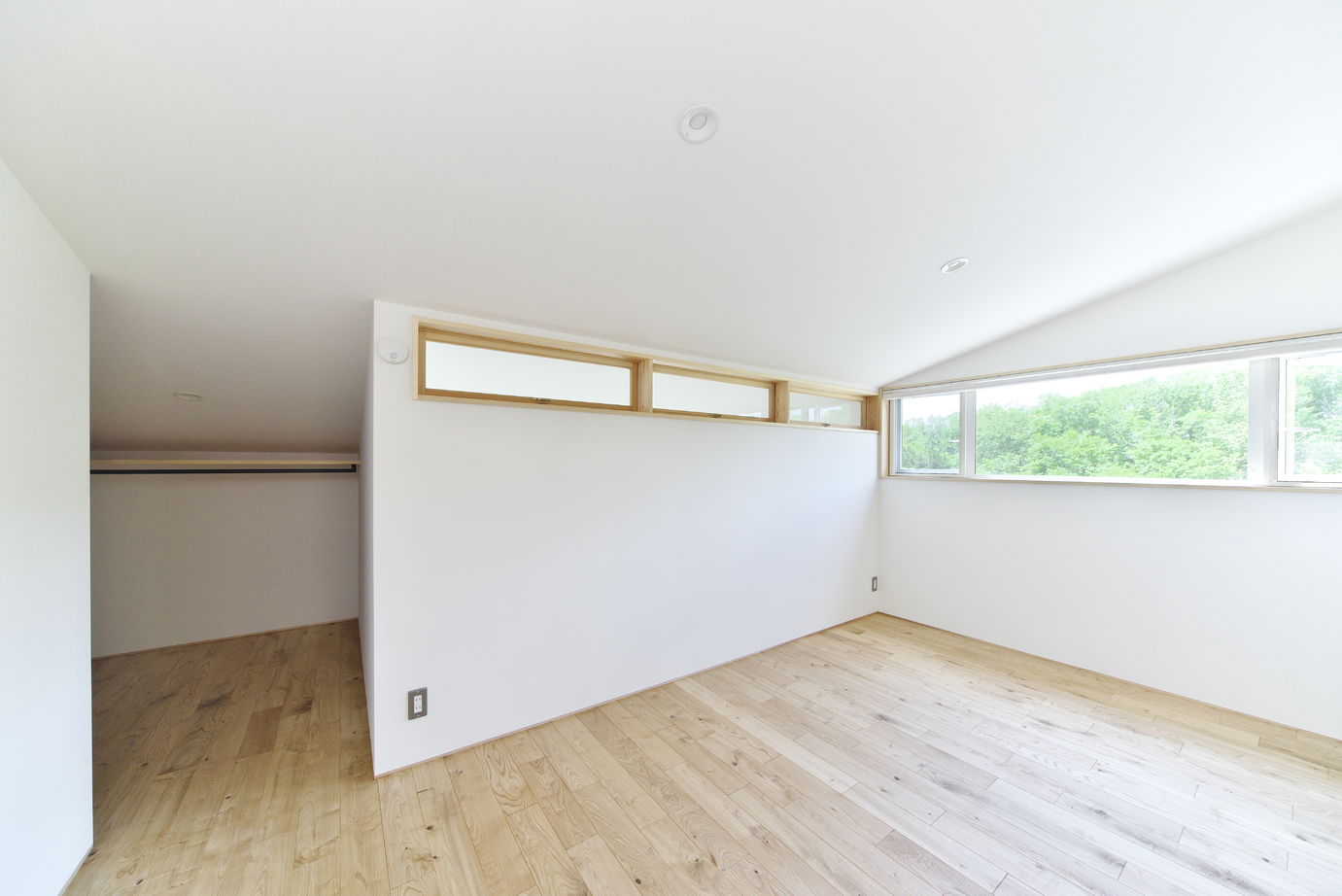 negla設計室 【2300万円・37坪】モルタル外壁と大地に根を張るような大屋根が重厚感を感じさせる住まいの建築実例画像9