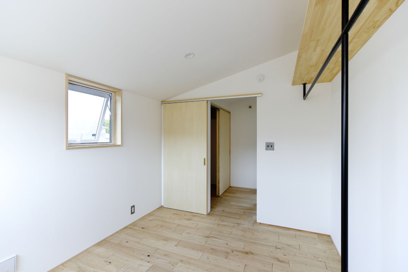 negla設計室 【2300万円・37坪】モルタル外壁と大地に根を張るような大屋根が重厚感を感じさせる住まいの建築実例画像10