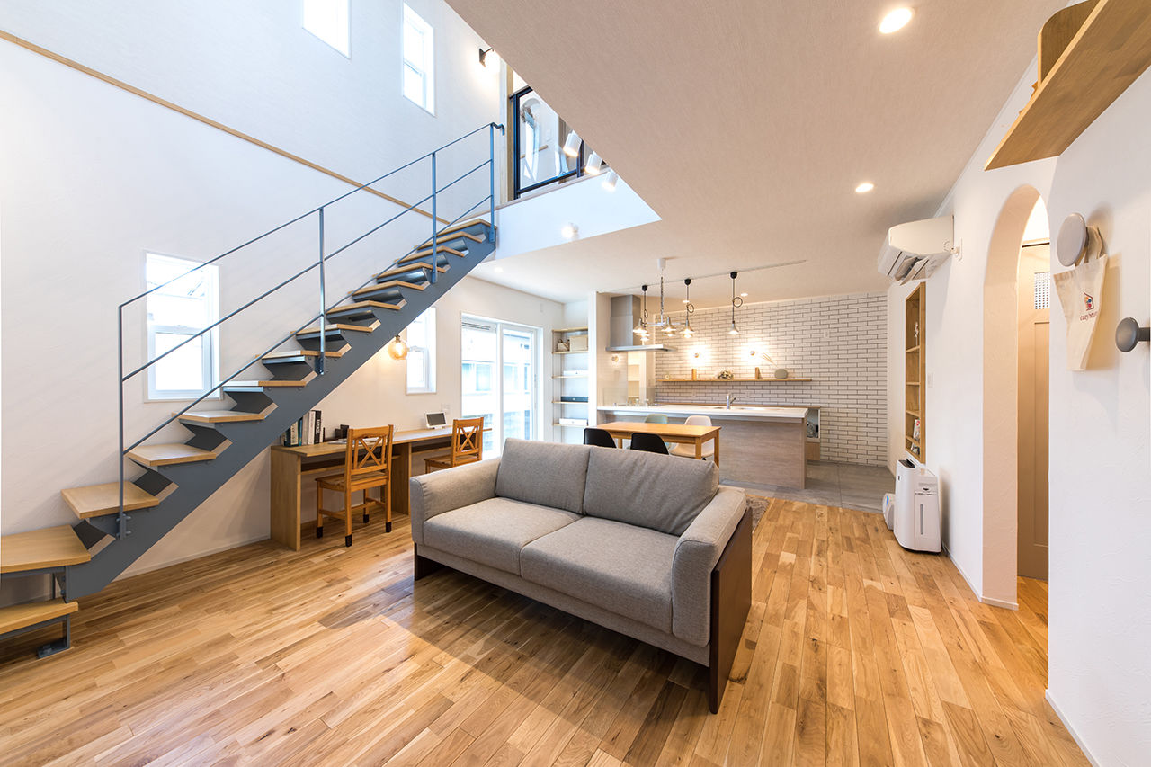 cozy house（コージーハウス） 【2000万円台/35坪/吹抜け/家事ラク/間取り有】リビングは大きな窓が開放感たっぷり。白い三角屋根のおうちの建築実例画像2