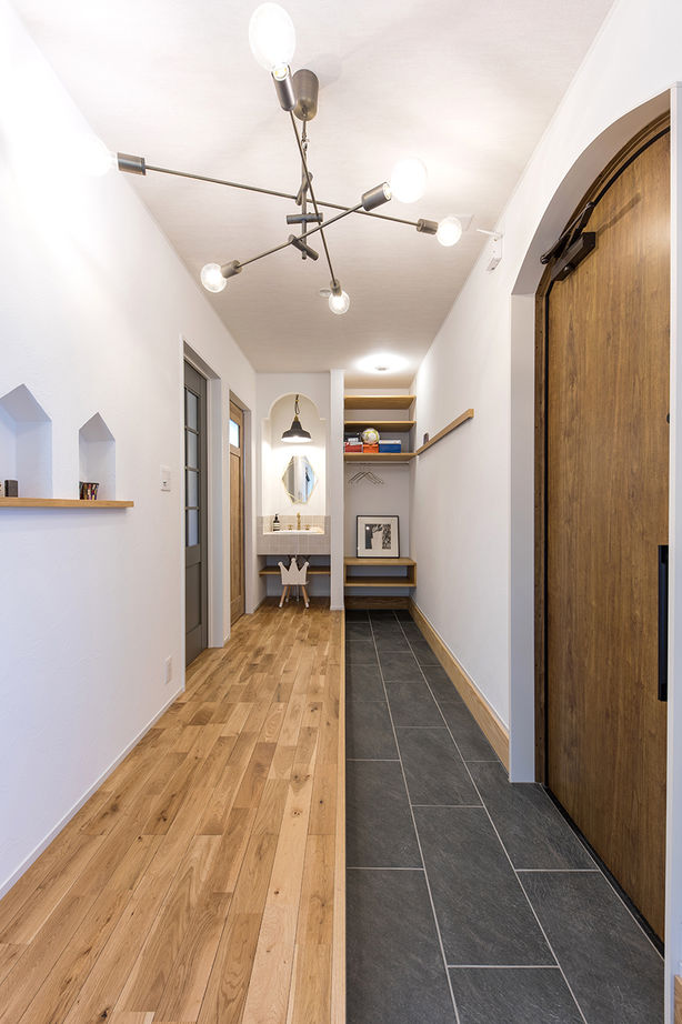 cozy house（コージーハウス） 【2000万円台/35坪/吹抜け/家事ラク/間取り有】リビングは大きな窓が開放感たっぷり。白い三角屋根のおうちの建築実例画像3