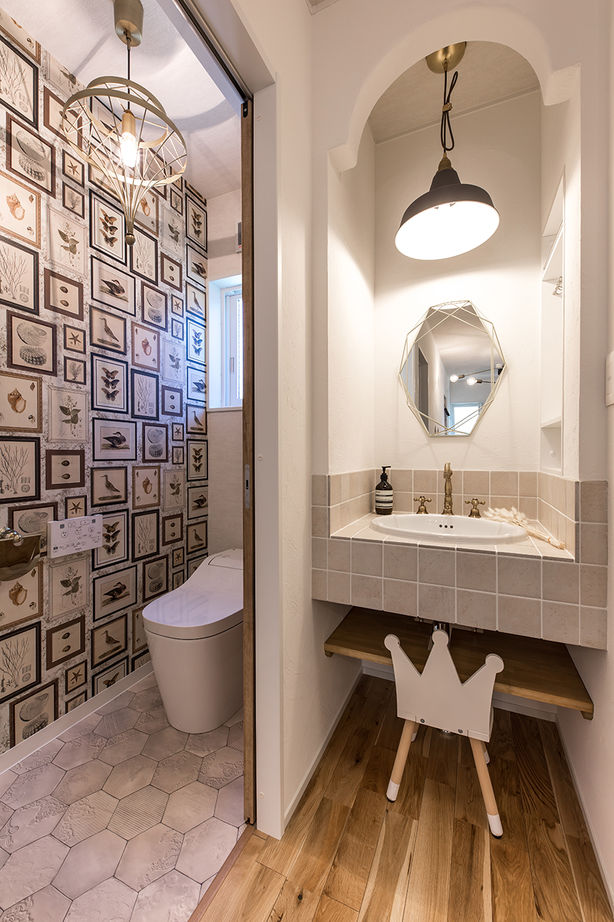 cozy house（コージーハウス） 【2000万円台/35坪/吹抜け/家事ラク/間取り有】リビングは大きな窓が開放感たっぷり。白い三角屋根のおうちの建築実例画像4