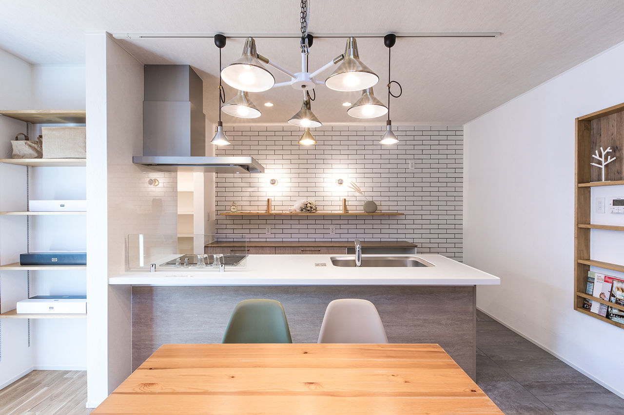 cozy house（コージーハウス） 【2000万円台/35坪/吹抜け/家事ラク/間取り有】リビングは大きな窓が開放感たっぷり。白い三角屋根のおうちの建築実例画像5