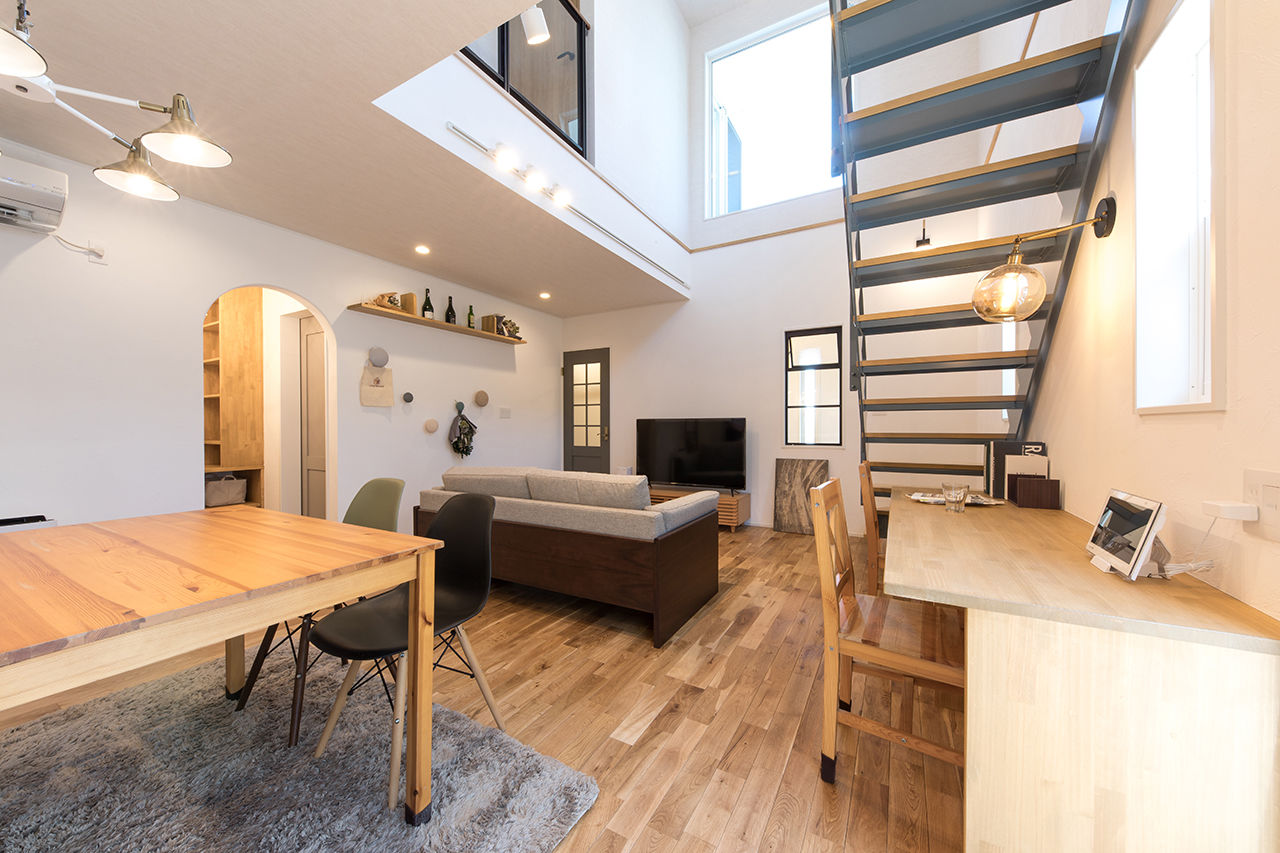 cozy house（コージーハウス） 【2000万円台/35坪/吹抜け/家事ラク/間取り有】リビングは大きな窓が開放感たっぷり。白い三角屋根のおうちの建築実例画像6