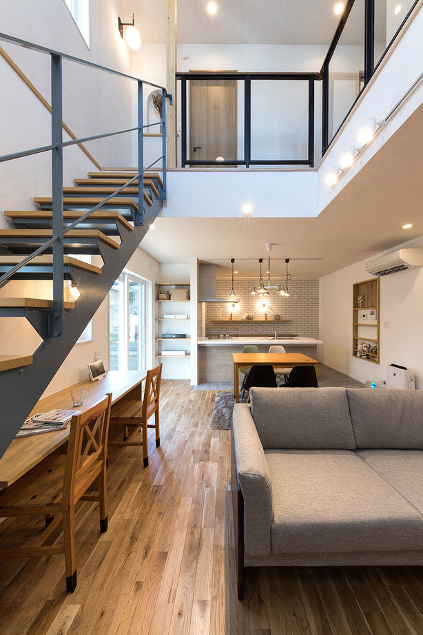 cozy house（コージーハウス） 【2000万円台/35坪/吹抜け/家事ラク/間取り有】リビングは大きな窓が開放感たっぷり。白い三角屋根のおうちの建築実例画像7