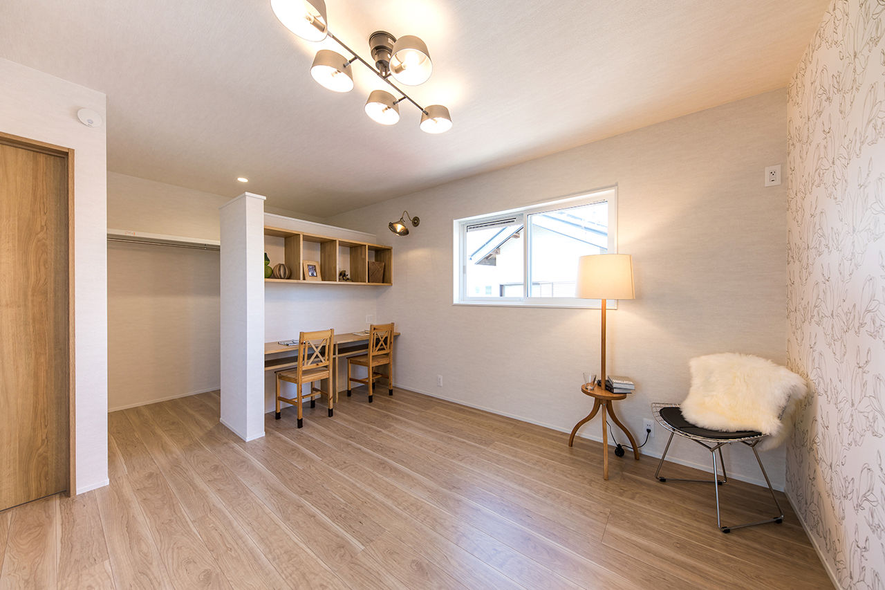 cozy house（コージーハウス） 【2000万円台/35坪/吹抜け/家事ラク/間取り有】リビングは大きな窓が開放感たっぷり。白い三角屋根のおうちの建築実例画像10