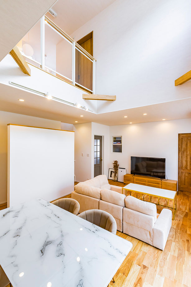 cozy house（コージーハウス） 【自然素材/2000万円台/40坪以下/間取り有】耐震等級3の安心、可愛いと落ち着きを併せた吹抜けリビングの家の建築実例画像6