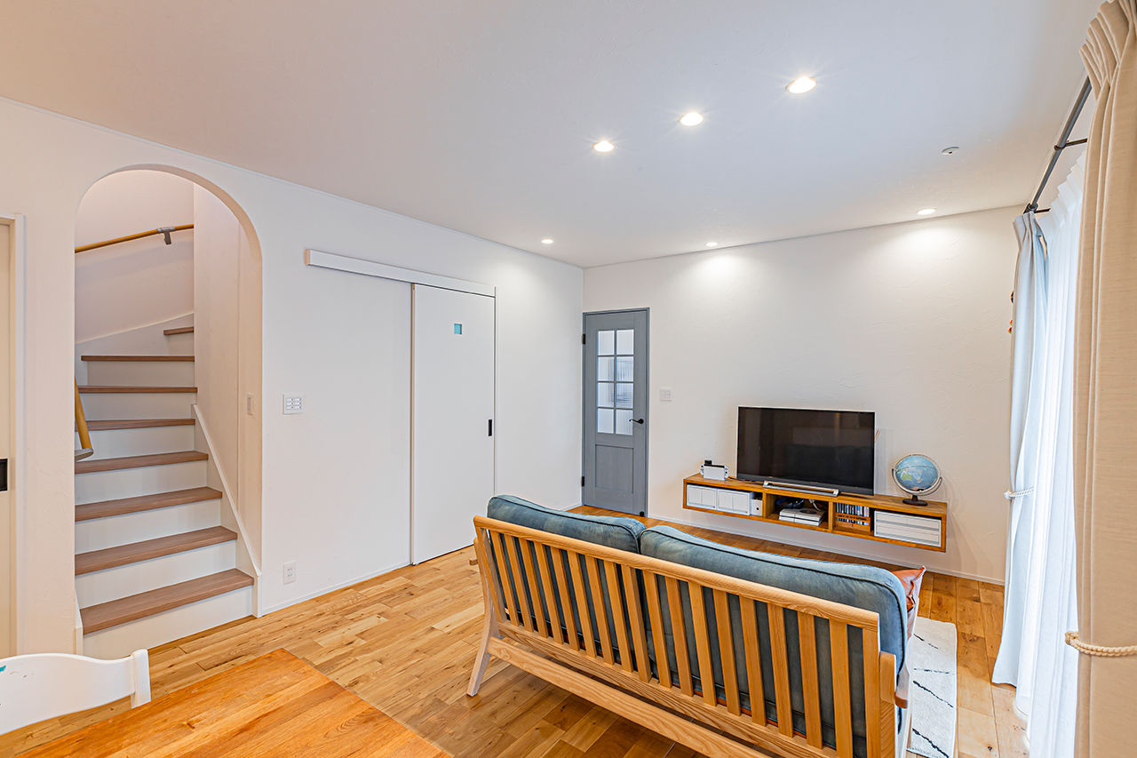 cozy house（コージーハウス） 【総2階建て/2000万円台/40坪以下】ナラの無垢材と西洋漆喰に囲まれた清々しさ。可愛いデザインで気分もUPの建築実例画像3