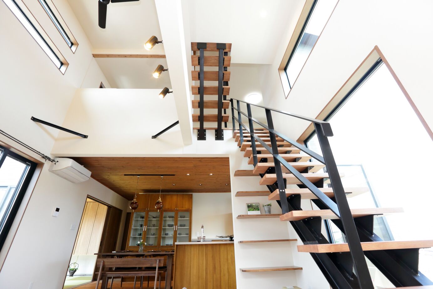 万代ホーム 【吹抜け/アイランドキッチン/収納/蔵/オープン階段/ロフト】将来的に暖炉を置ける設計で楽しみが広がる家の建築実例画像2