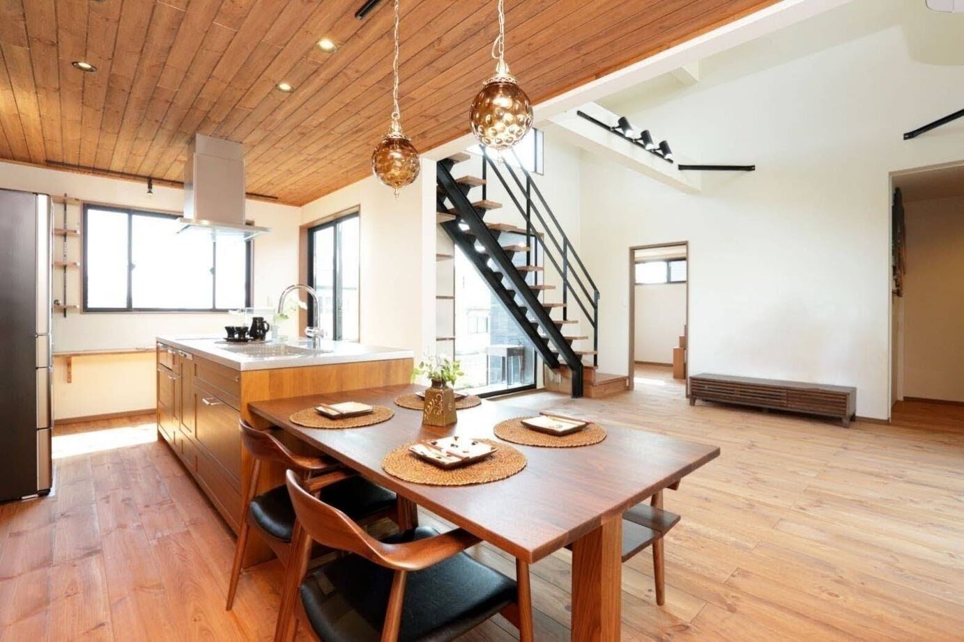 万代ホーム 【吹抜け/アイランドキッチン/収納/蔵/オープン階段/ロフト】将来的に暖炉を置ける設計で楽しみが広がる家の建築実例画像3