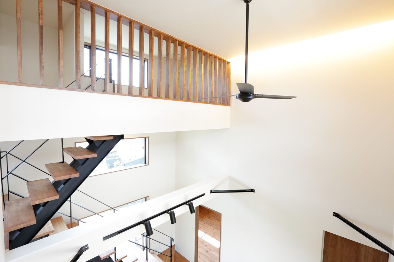 万代ホーム 【吹抜け/アイランドキッチン/収納/蔵/オープン階段/ロフト】将来的に暖炉を置ける設計で楽しみが広がる家の建築実例画像4