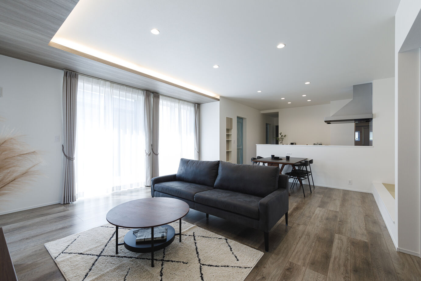 万代ホーム 【間取り図有｜折上げ天井｜回遊動線｜パントリー】空間を最大限に活かす｜効率と美しさを追求した平屋の建築実例画像2