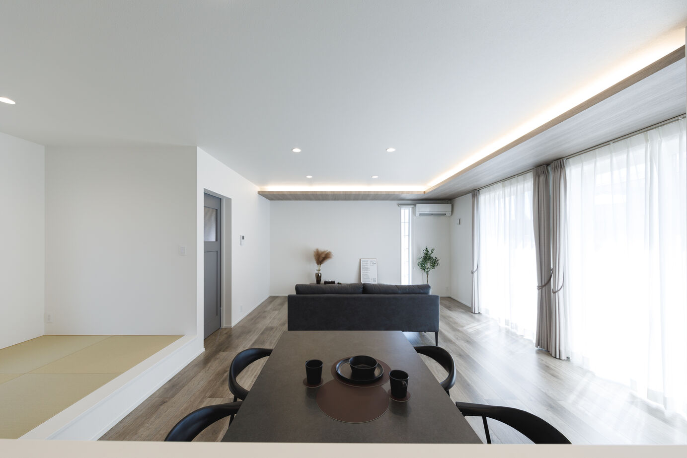 万代ホーム 【間取り図有｜折上げ天井｜回遊動線｜パントリー】空間を最大限に活かす｜効率と美しさを追求した平屋の建築実例画像3