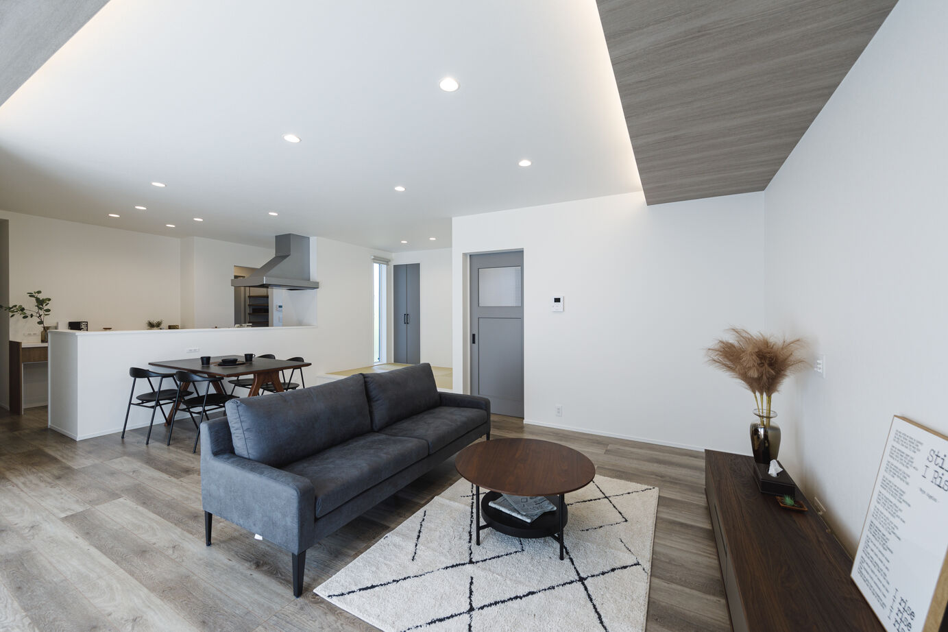 万代ホーム 【間取り図有｜折上げ天井｜回遊動線｜パントリー】空間を最大限に活かす｜効率と美しさを追求した平屋の建築実例画像4