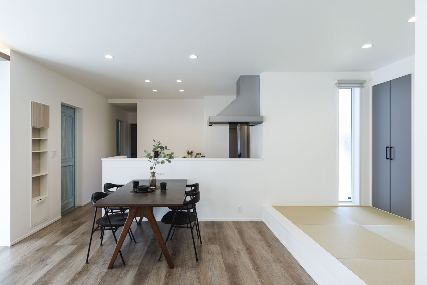 万代ホーム 【間取り図有｜折上げ天井｜回遊動線｜パントリー】空間を最大限に活かす｜効率と美しさを追求した平屋の建築実例画像5