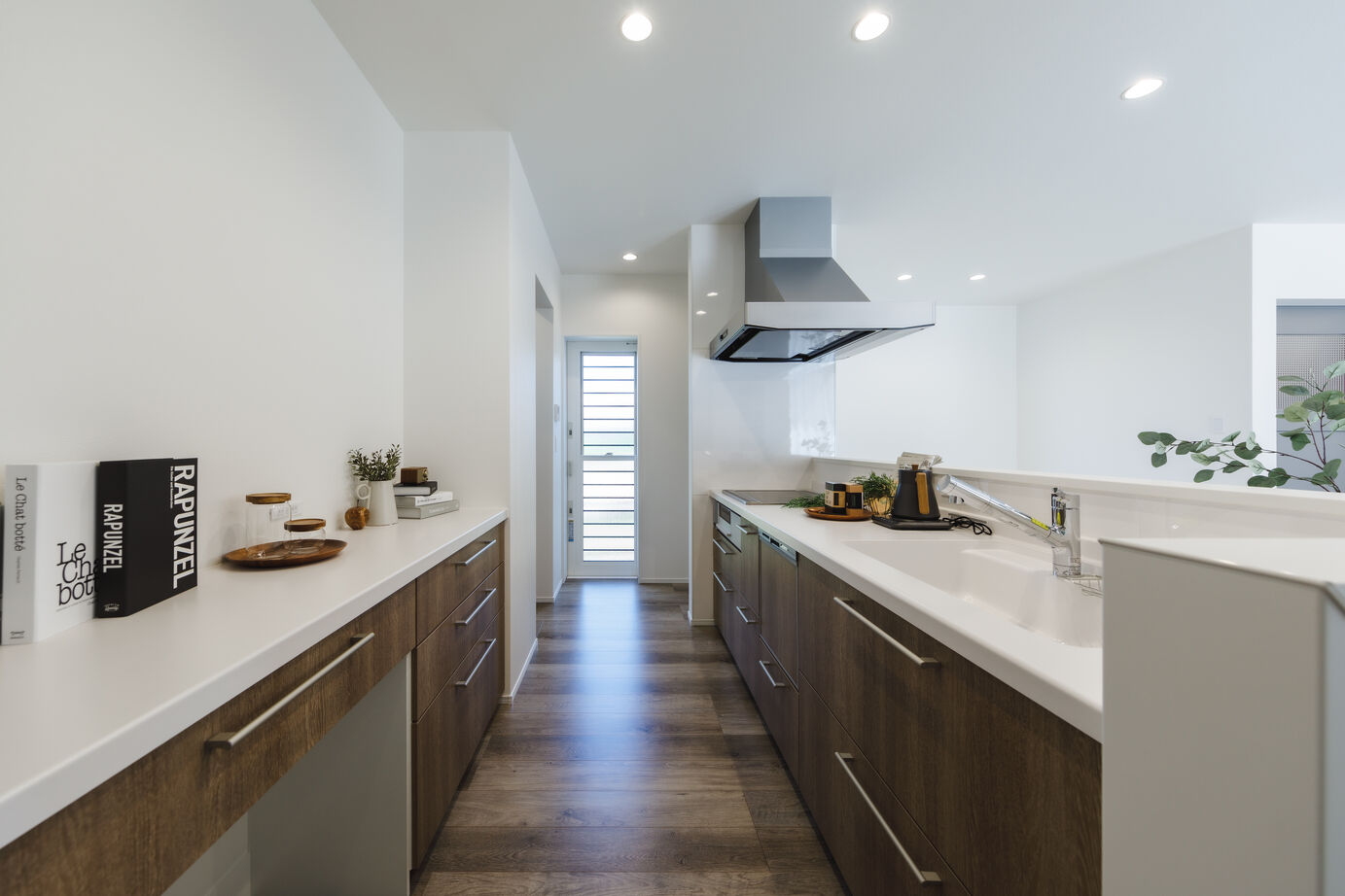 万代ホーム 【間取り図有｜折上げ天井｜回遊動線｜パントリー】空間を最大限に活かす｜効率と美しさを追求した平屋の建築実例画像6