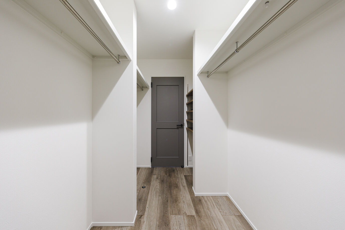 万代ホーム 【間取り図有｜折上げ天井｜回遊動線｜パントリー】空間を最大限に活かす｜効率と美しさを追求した平屋の建築実例画像7