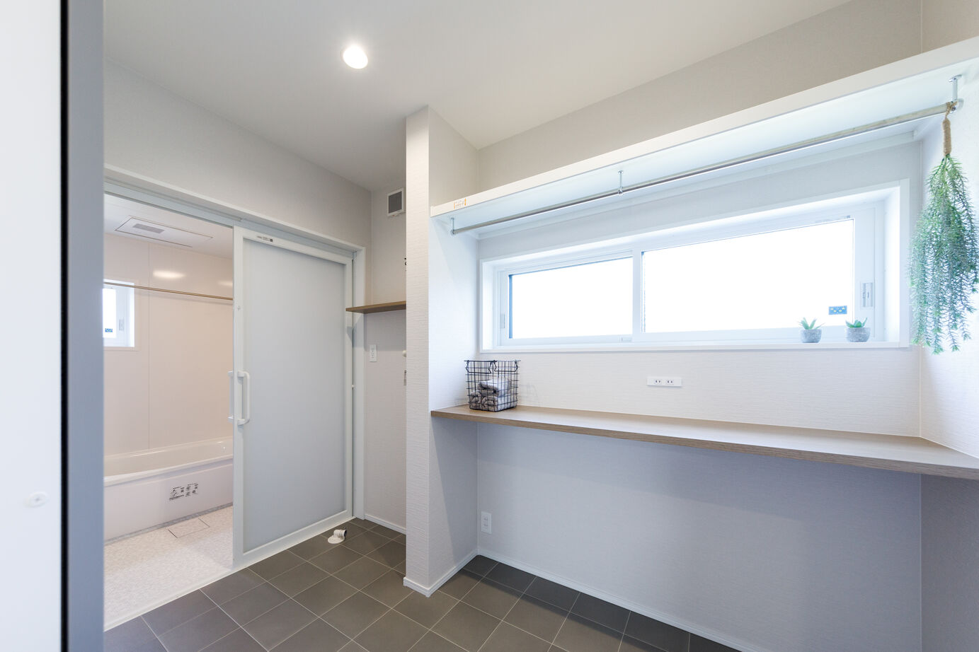 万代ホーム 【間取り図有｜折上げ天井｜回遊動線｜パントリー】空間を最大限に活かす｜効率と美しさを追求した平屋の建築実例画像8