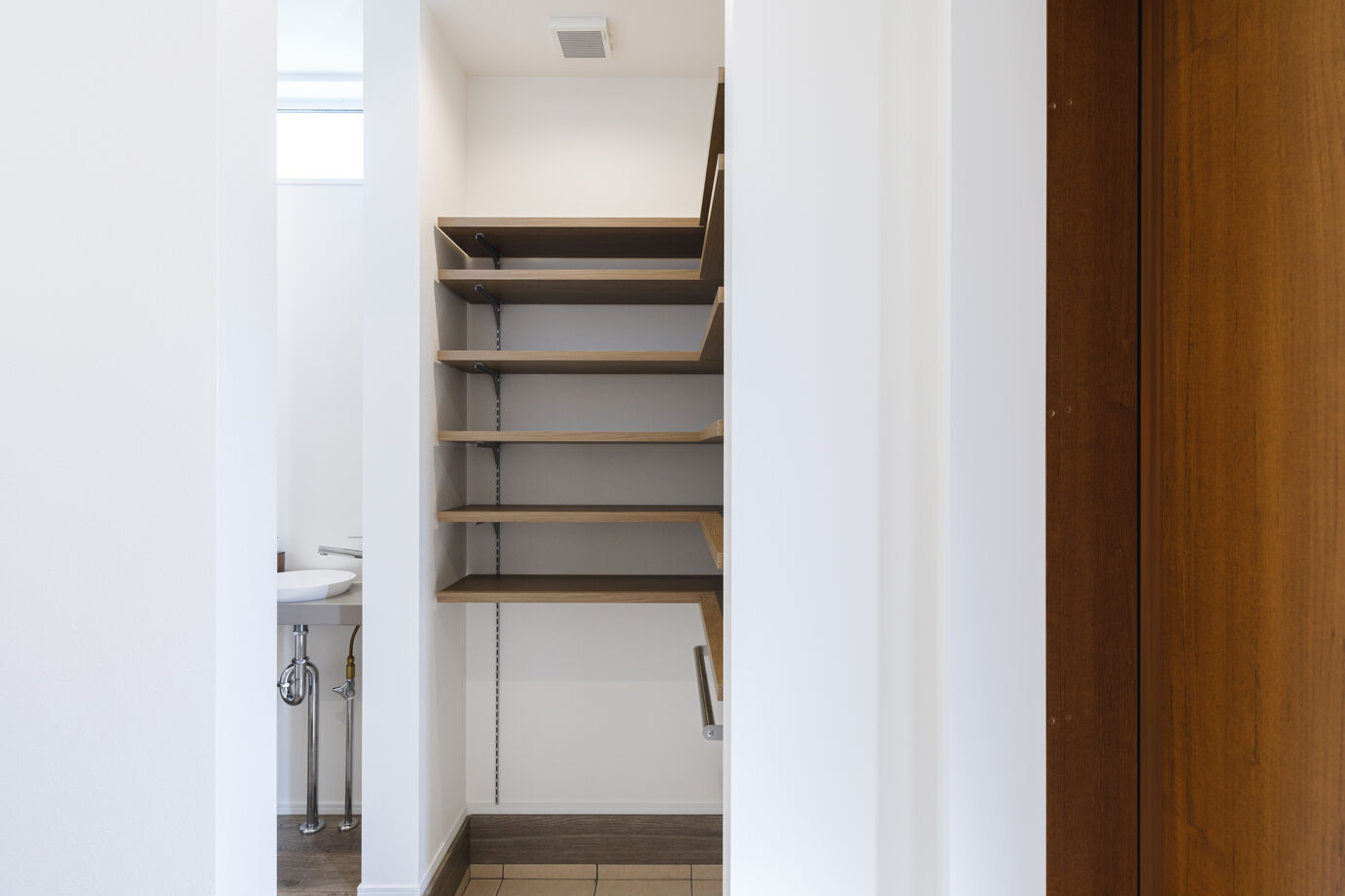 万代ホーム 【間取り図有｜折上げ天井｜回遊動線｜パントリー】空間を最大限に活かす｜効率と美しさを追求した平屋の建築実例画像9