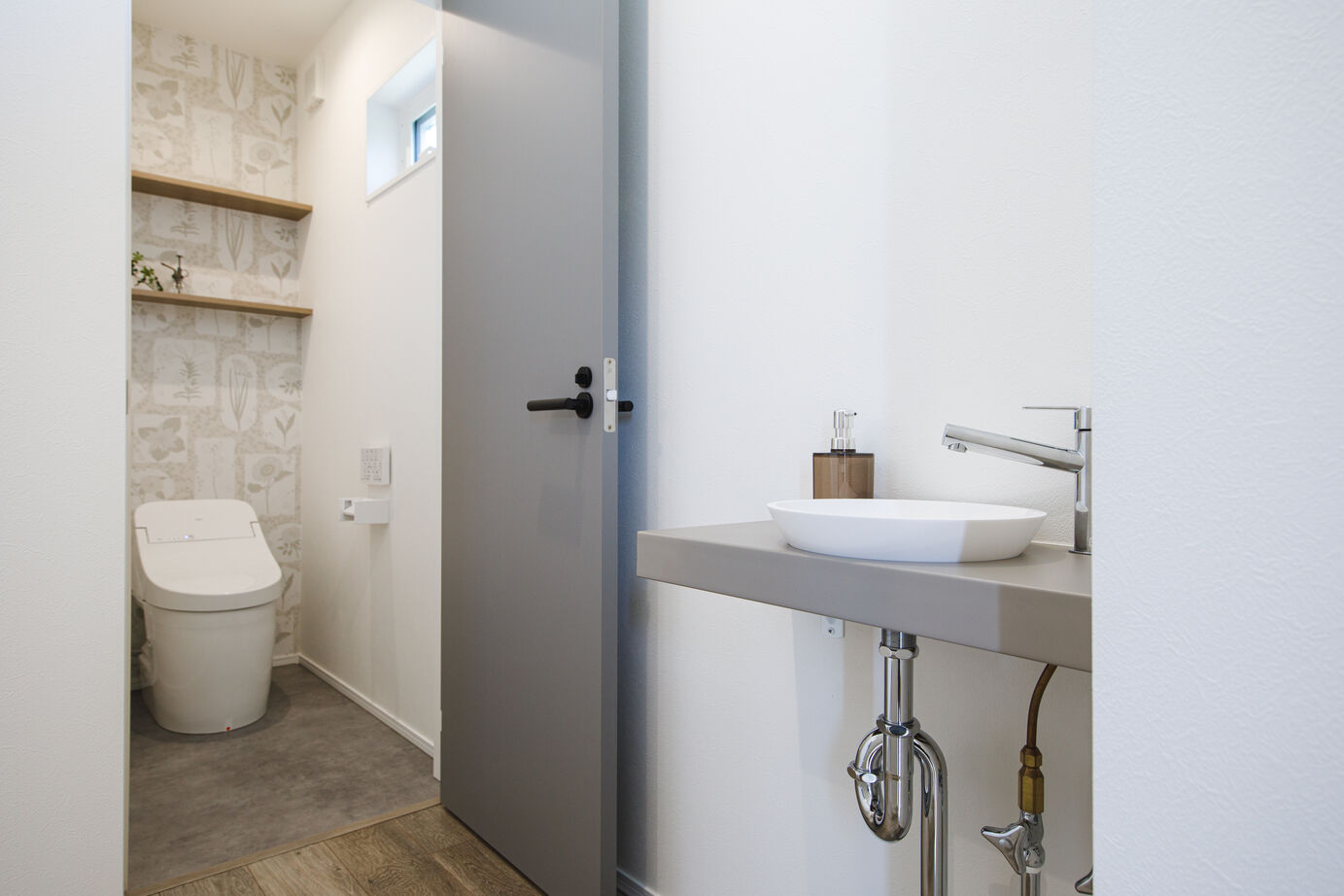 万代ホーム 【間取り図有｜折上げ天井｜回遊動線｜パントリー】空間を最大限に活かす｜効率と美しさを追求した平屋の建築実例画像10