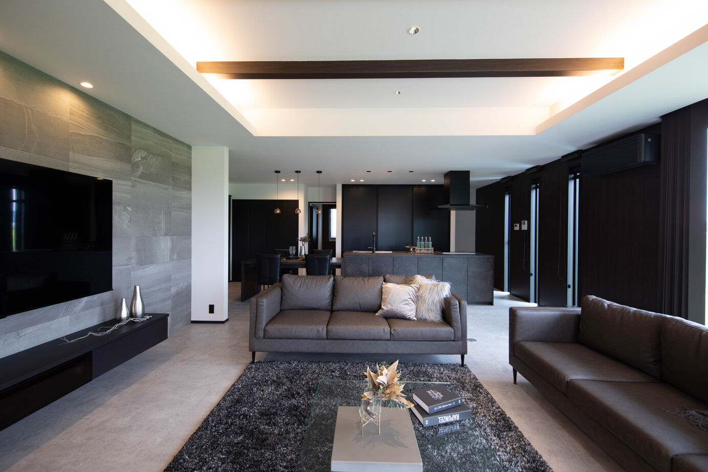 万代ホーム 【平屋／ガレージ／大空間/間取図有り】心からリラックスできる時間を。｜洗練されたダークカラーの美学の建築実例画像2