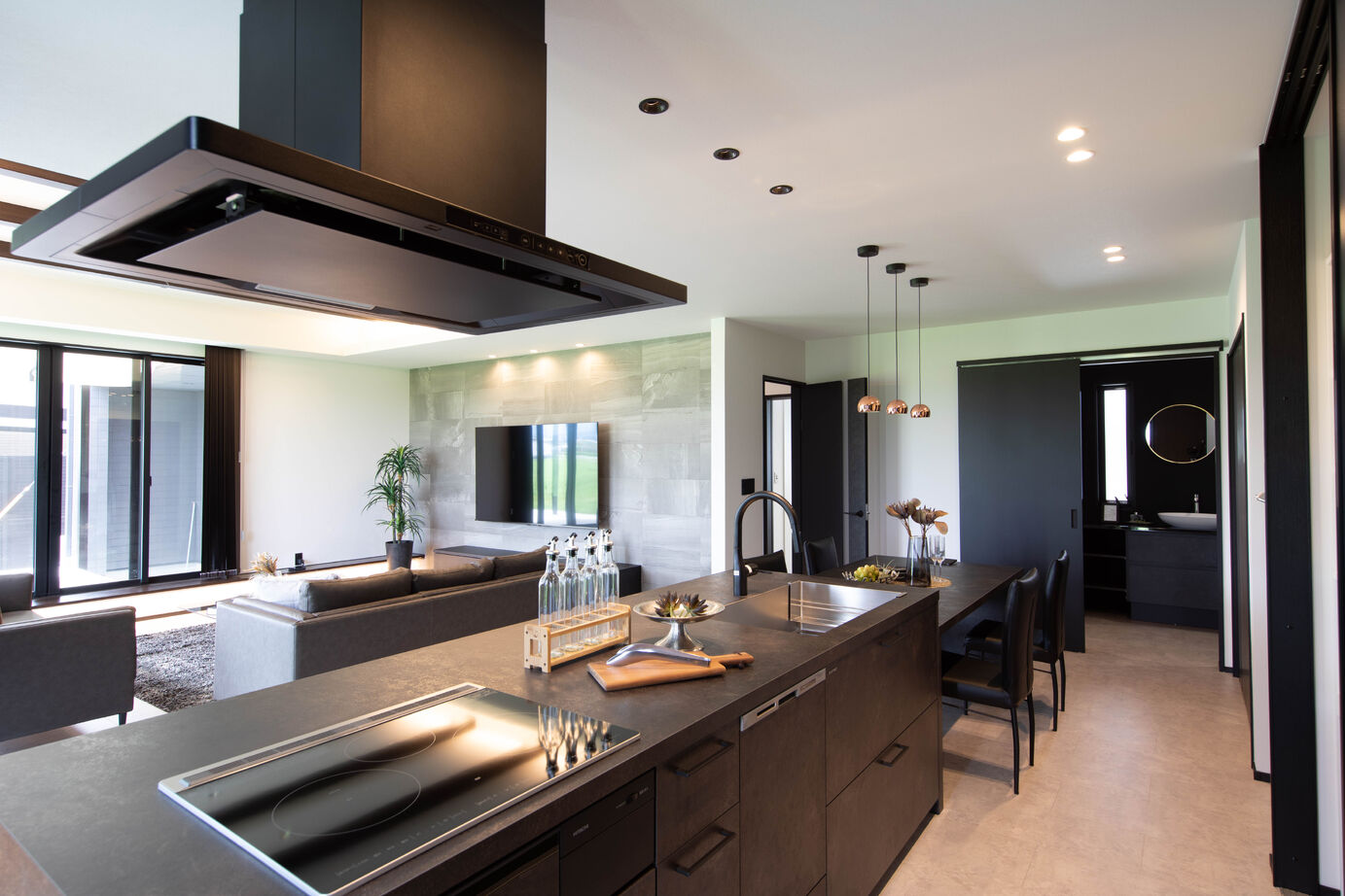 万代ホーム 【平屋／ガレージ／大空間/間取図有り】心からリラックスできる時間を。｜洗練されたダークカラーの美学の建築実例画像3