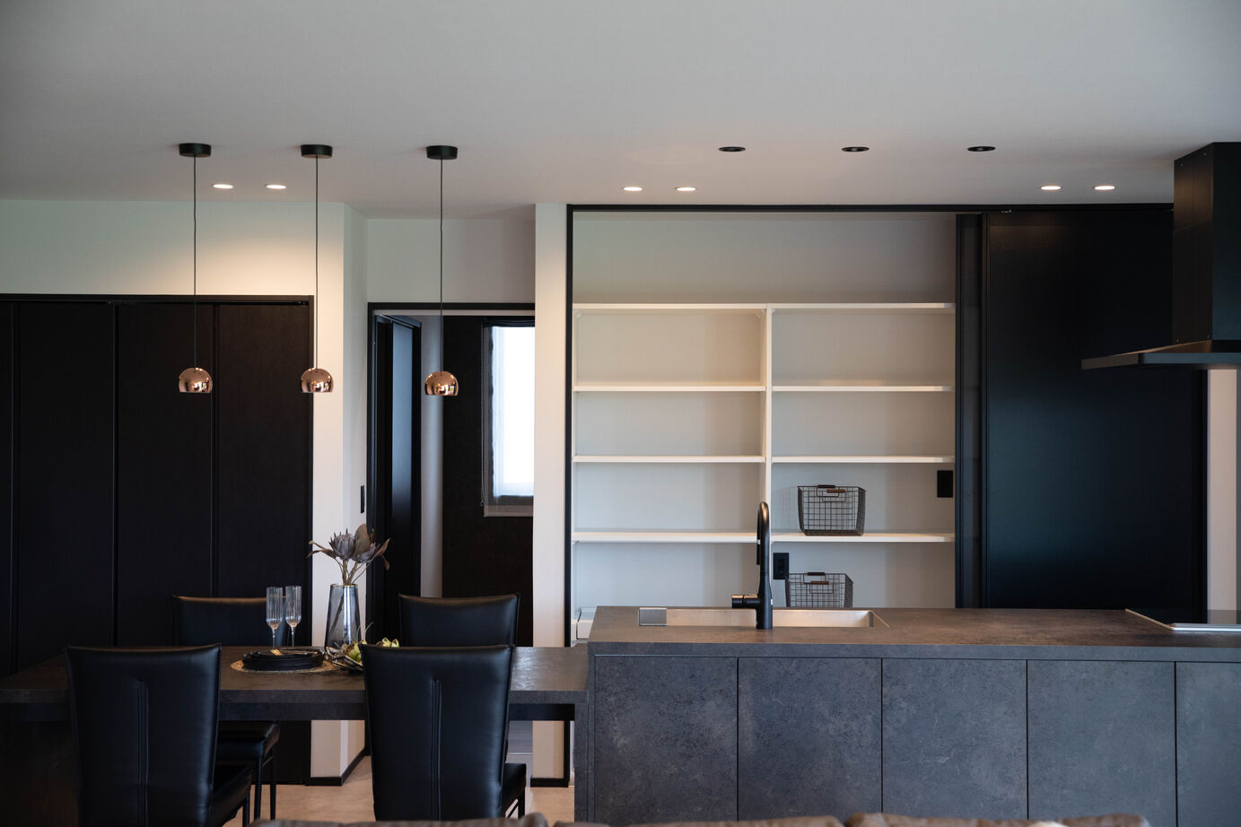 万代ホーム 【平屋／ガレージ／大空間/間取図有り】心からリラックスできる時間を。｜洗練されたダークカラーの美学の建築実例画像4