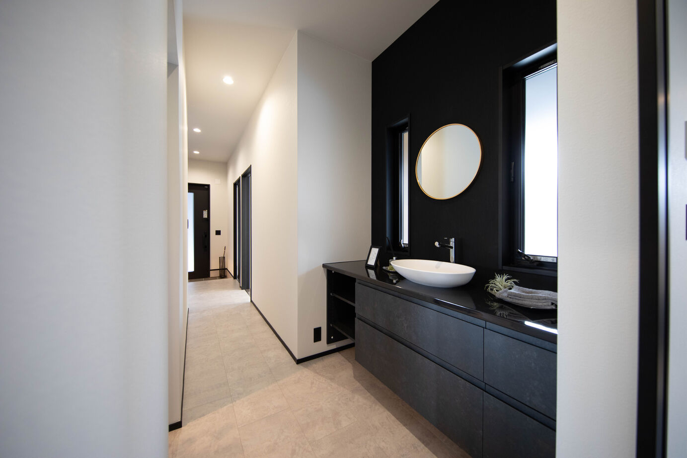 万代ホーム 【平屋／ガレージ／大空間/間取図有り】心からリラックスできる時間を。｜洗練されたダークカラーの美学の建築実例画像5