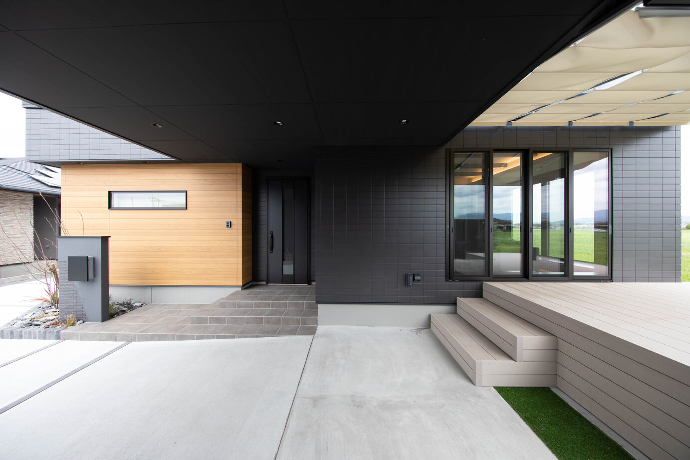 万代ホーム 【平屋／ガレージ／大空間/間取図有り】心からリラックスできる時間を。｜洗練されたダークカラーの美学の建築実例画像6