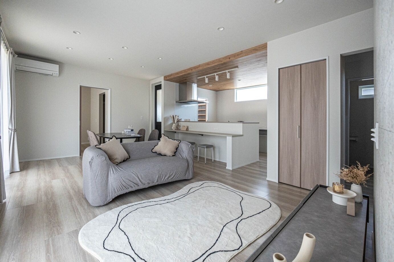 万代ホーム 【1000万円台/26坪/平屋/間取り図有り】無駄のない動線と収納｜くすみ系インテリアのコンパクトハウスの建築実例画像2