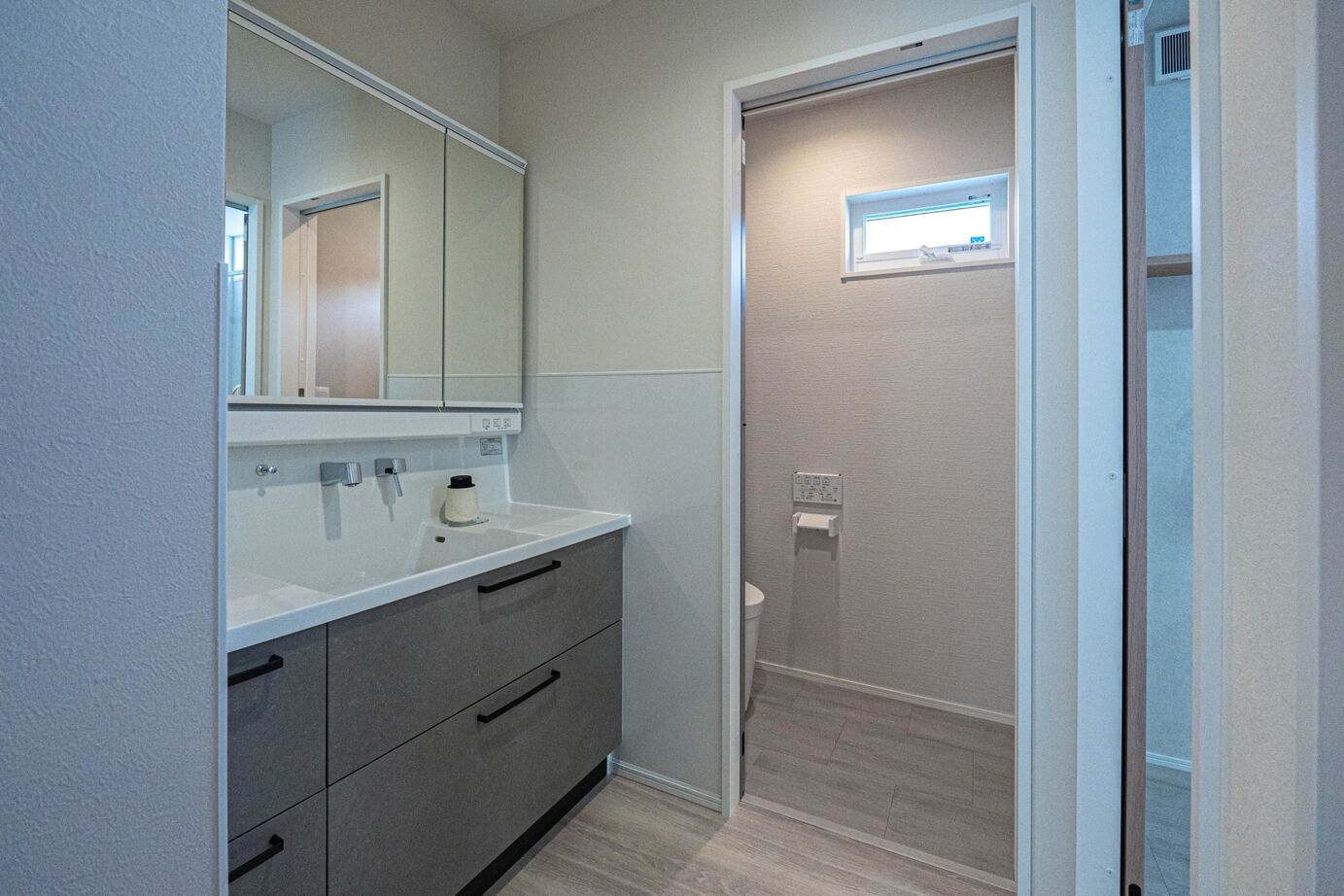 万代ホーム 【1000万円台/26坪/平屋/間取り図有り】無駄のない動線と収納｜くすみ系インテリアのコンパクトハウスの建築実例画像6