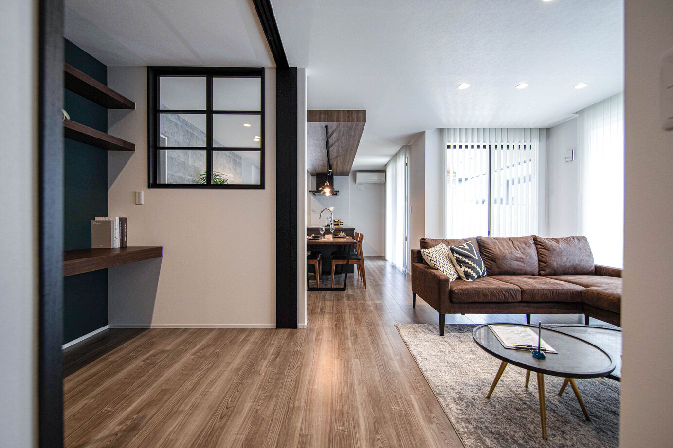 万代ホーム 【平屋｜間取り図有り｜アウトドアリビング｜書斎｜パントリー】重厚な存在感、落ち着きと機能美の邸宅の建築実例画像2