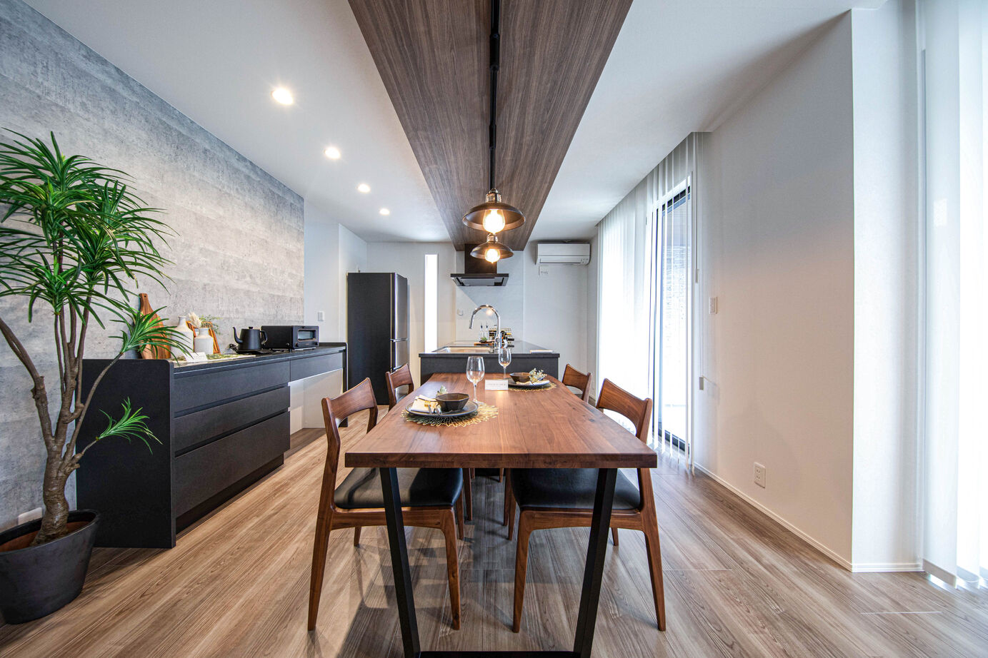 万代ホーム 【平屋｜間取り図有り｜アウトドアリビング｜書斎｜パントリー】重厚な存在感、落ち着きと機能美の邸宅の建築実例画像3