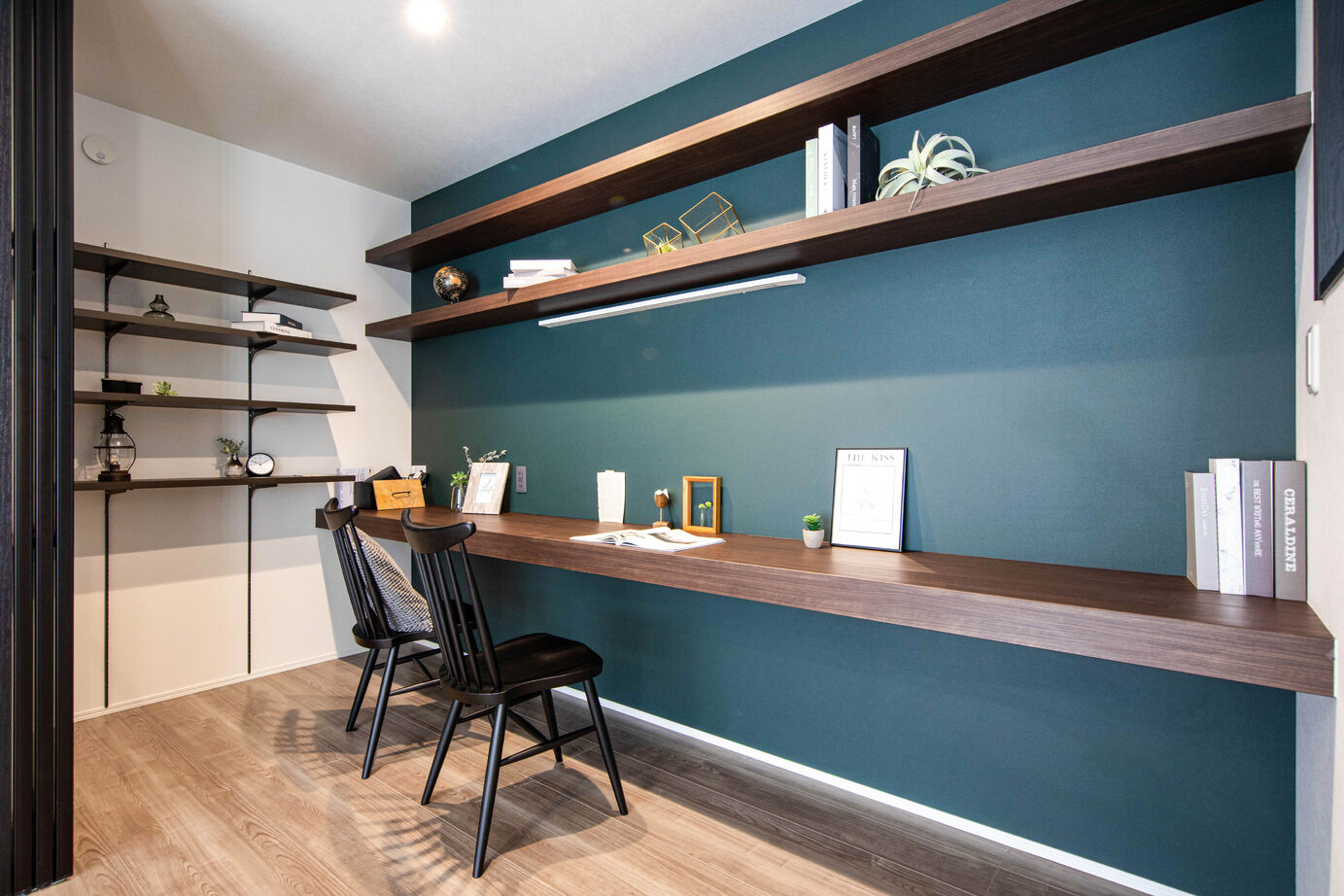 万代ホーム 【平屋｜間取り図有り｜アウトドアリビング｜書斎｜パントリー】重厚な存在感、落ち着きと機能美の邸宅の建築実例画像4