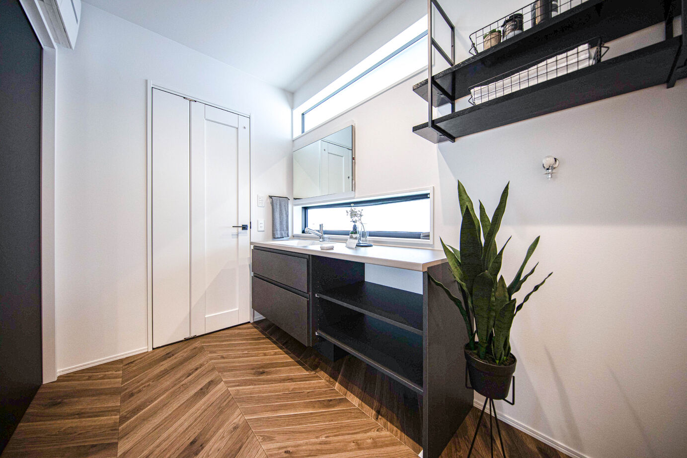 万代ホーム 【平屋｜間取り図有り｜アウトドアリビング｜書斎｜パントリー】重厚な存在感、落ち着きと機能美の邸宅の建築実例画像8