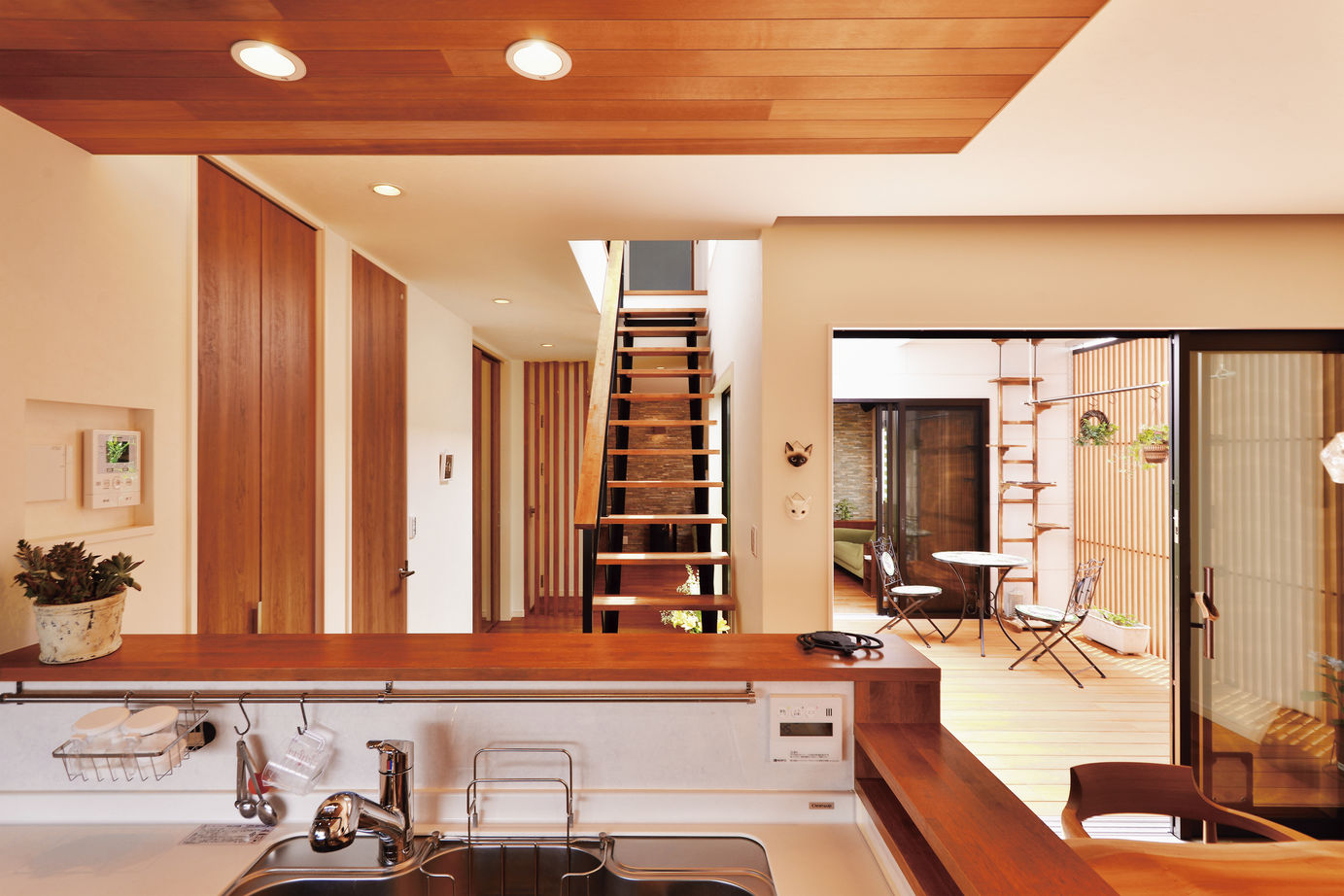 大原建設（パナソニックビルダーズグループ） 【プライバシーを守りながら外と繋がる中庭のある家/間取り有】2匹の愛猫と一緒にゆったりくつろぐの建築実例画像2