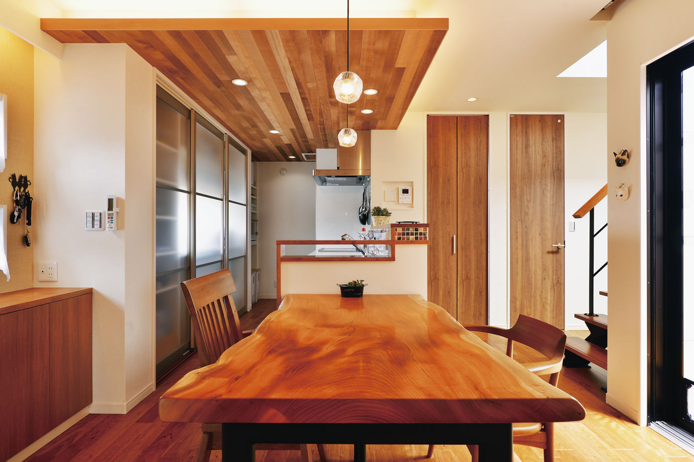 大原建設（パナソニックビルダーズグループ） 【プライバシーを守りながら外と繋がる中庭のある家/間取り有】2匹の愛猫と一緒にゆったりくつろぐの建築実例画像3