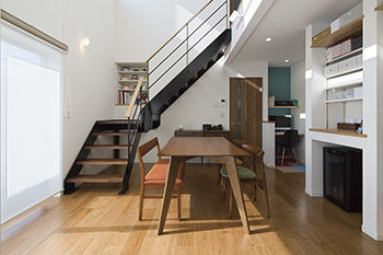 大原建設（パナソニックビルダーズグループ） 【大きな窓からたっぷりの自然光が差し込み心地良い家/間取り有】テクノストラクチャーで耐震面でも安心の建築実例画像1