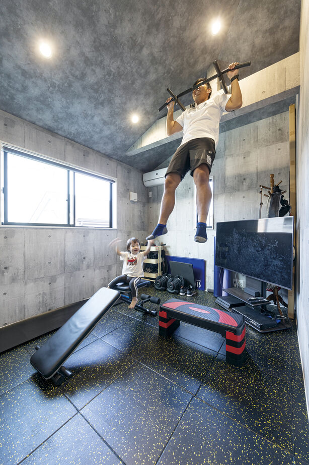 大原建設（パナソニックビルダーズグループ） 【トレーニングルームで家トレを楽しむ、43坪の家/間取り有】心地良い吹き抜けが家族の会話を活発にの建築実例画像2