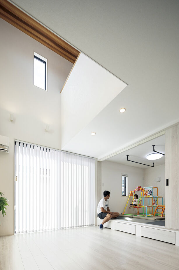 大原建設（パナソニックビルダーズグループ） 【トレーニングルームで家トレを楽しむ、43坪の家/間取り有】心地良い吹き抜けが家族の会話を活発にの建築実例画像3