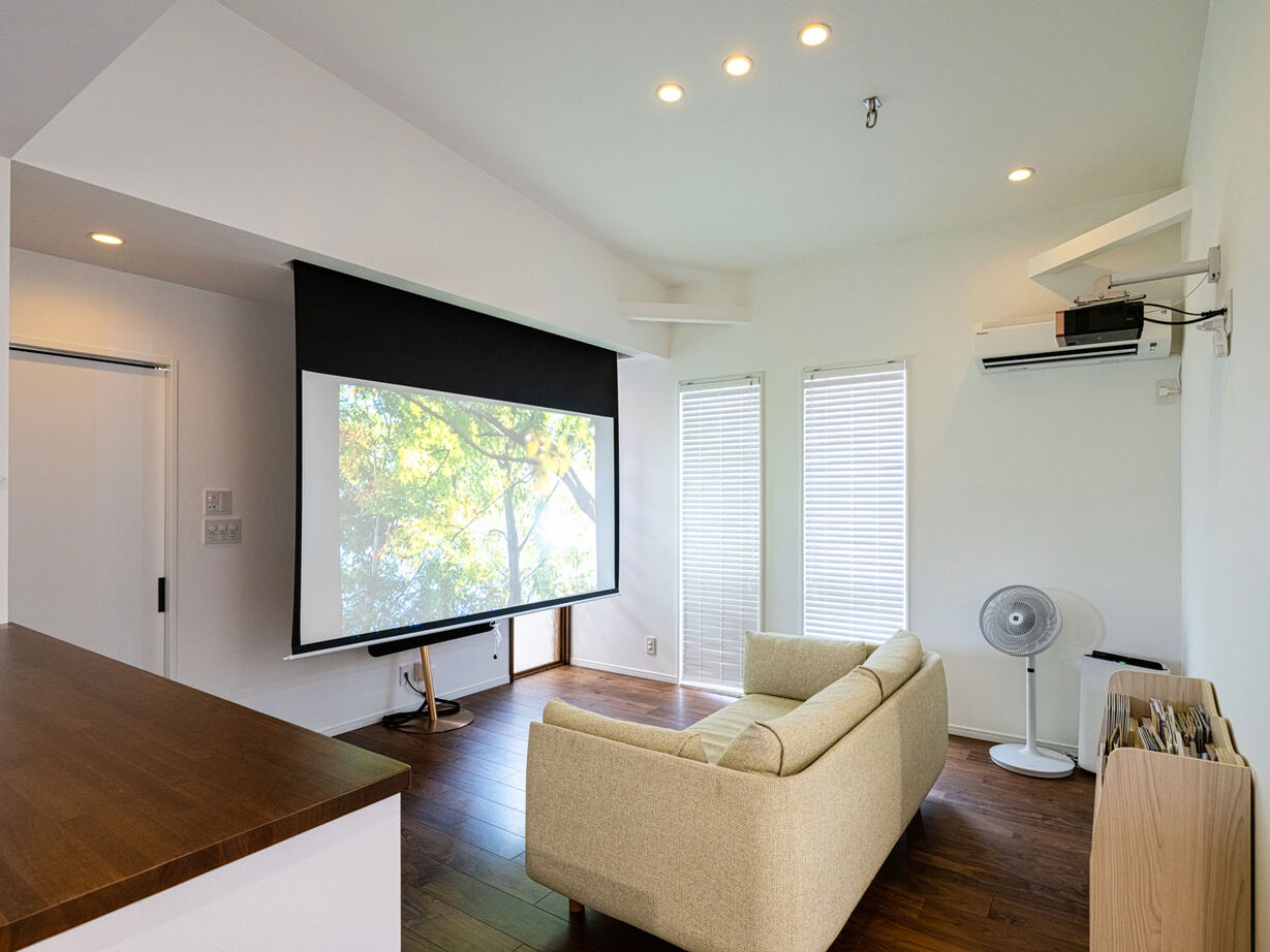 大原建設（パナソニックビルダーズグループ） 【ビルトインガレージのある40坪の郊外の家／間取り有】愛車の整備などライフスタイルを叶えた広々空間が◎の建築実例画像2