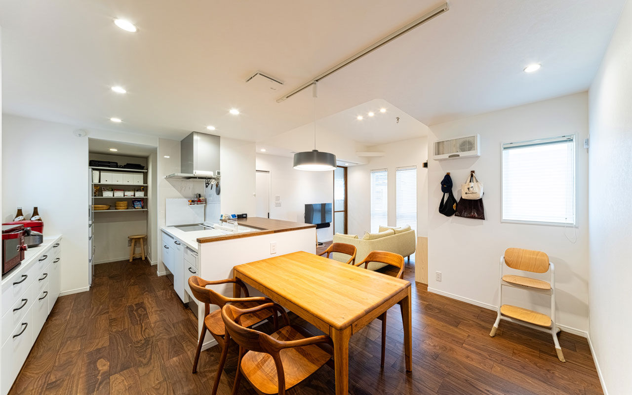 大原建設（パナソニックビルダーズグループ） 【ビルトインガレージのある40坪の郊外の家／間取り有】愛車の整備などライフスタイルを叶えた広々空間が◎の建築実例画像6