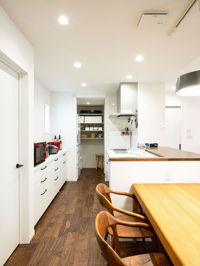 大原建設（パナソニックビルダーズグループ） 【ビルトインガレージのある40坪の郊外の家／間取り有】愛車の整備などライフスタイルを叶えた広々空間が◎の建築実例画像7