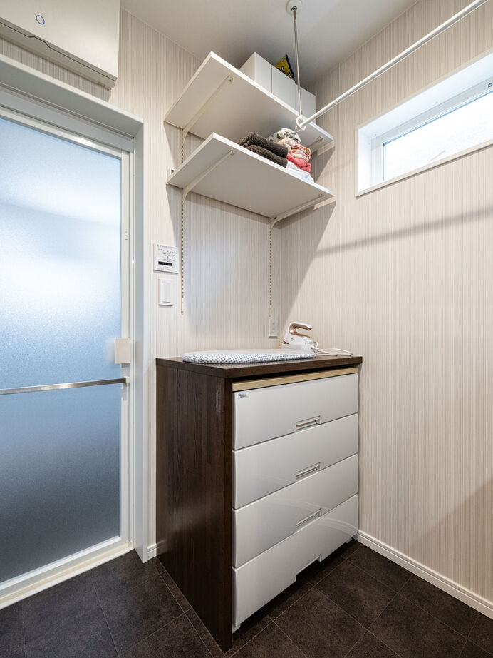 大原建設（パナソニックビルダーズグループ） 【ビルトインガレージのある40坪の郊外の家／間取り有】愛車の整備などライフスタイルを叶えた広々空間が◎の建築実例画像8