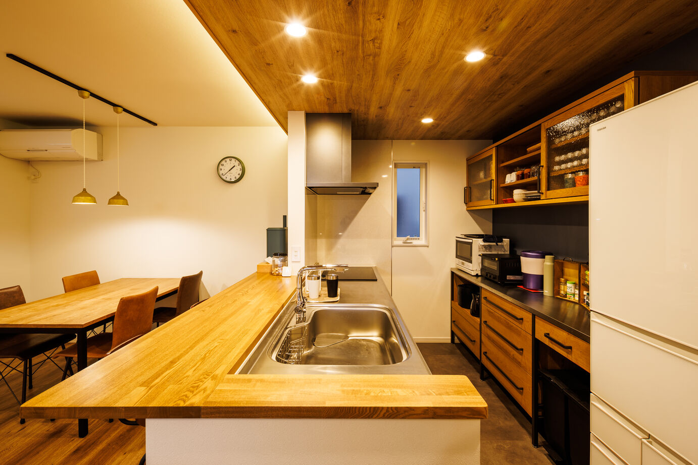 大原建設（パナソニックビルダーズグループ） 【プライベートサロンのある31坪の郊外の家／間取り有】土間リビングと一体化させた「カフェ風」広々ＬＤＫの建築実例画像3