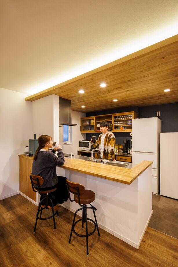 大原建設（パナソニックビルダーズグループ） 【プライベートサロンのある31坪の郊外の家／間取り有】土間リビングと一体化させた「カフェ風」広々ＬＤＫの建築実例画像5