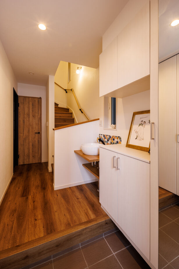 大原建設（パナソニックビルダーズグループ） 【プライベートサロンのある31坪の郊外の家／間取り有】土間リビングと一体化させた「カフェ風」広々ＬＤＫの建築実例画像9