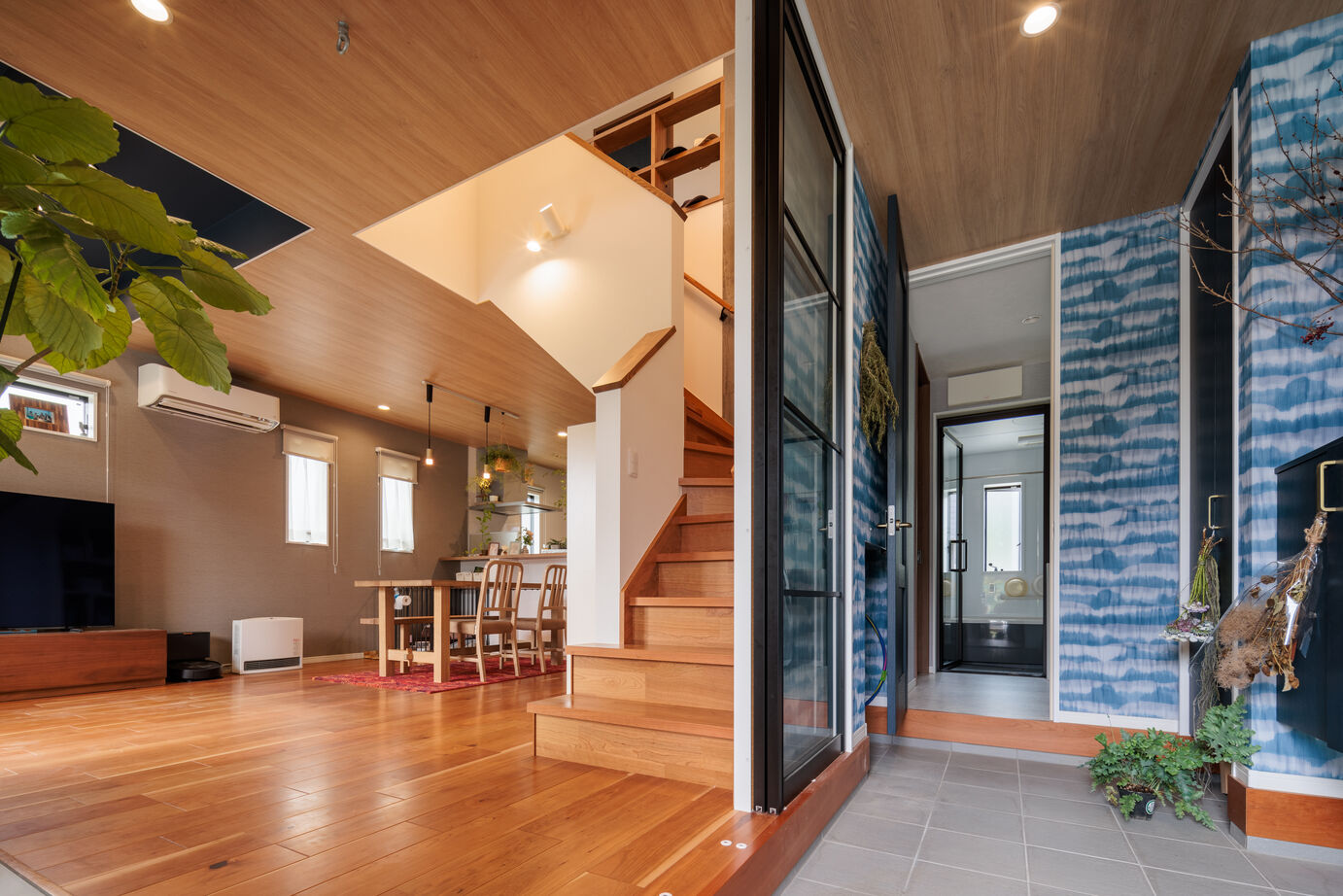 大原建設（パナソニックビルダーズグループ） 【土間玄関とつながるＬＤＫのある33坪の郊外の家】園芸や自転車など「屋外の趣味」を室内でも楽しめる空間の建築実例画像2