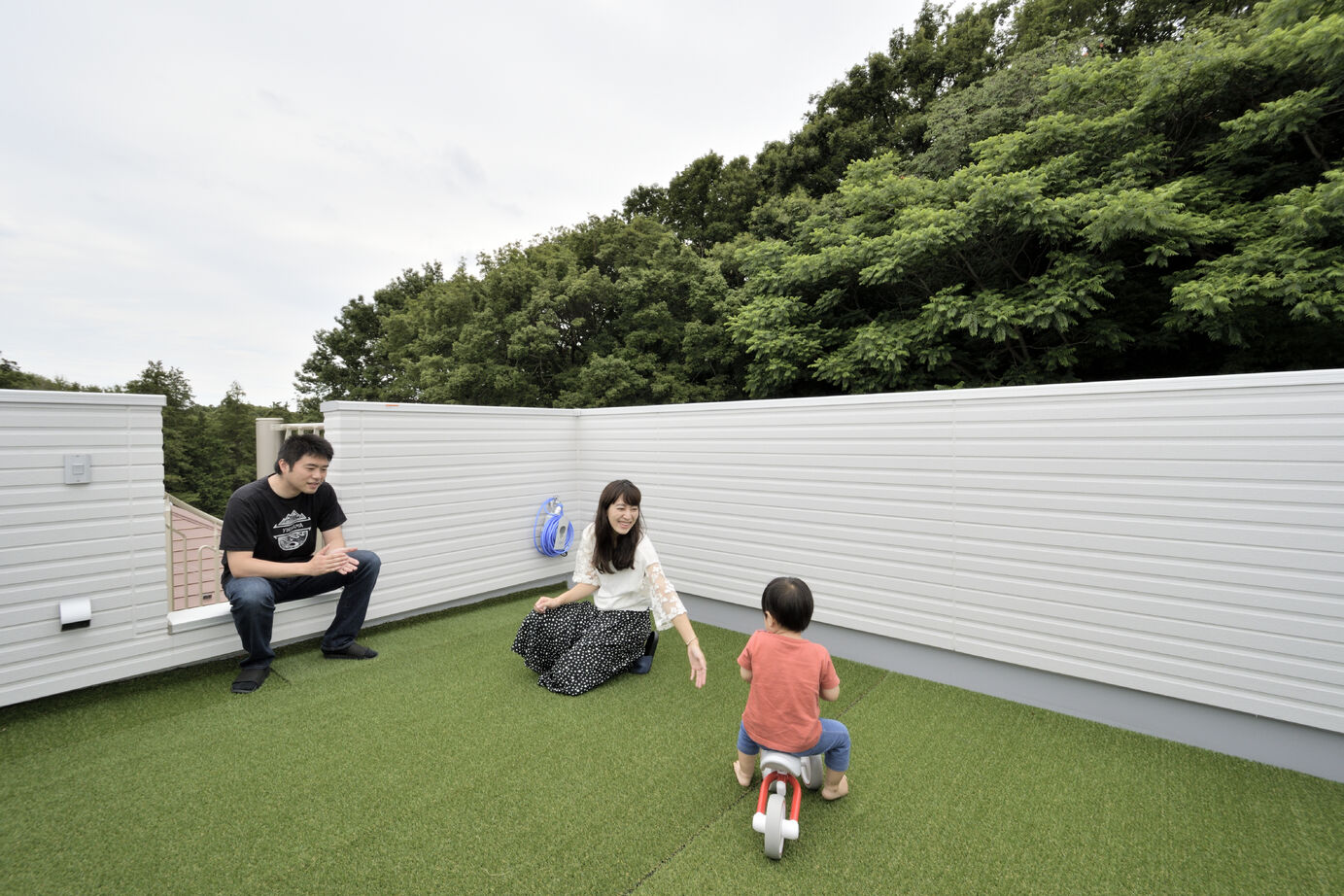 大原建設（パナソニックビルダーズグループ） 【緑を感じるルーフバルコニーのある33坪の郊外の家／間取り有】小上がり付きの広々ＬＤＫを叶えた屈強構造の建築実例画像2